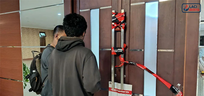 KPK Segel Ruang Kerja Bupati Bekasi Ade Kuswara