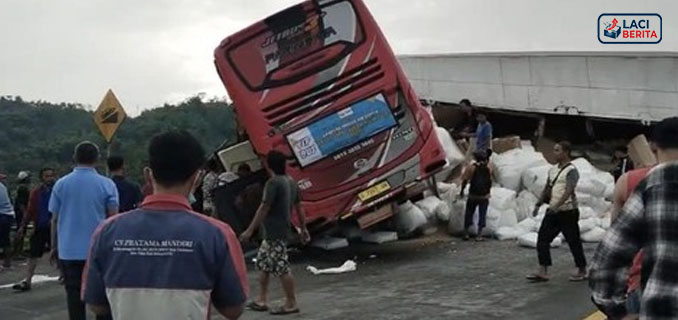 Kecelakaan Maut Tol Malang–Pandaan KM 84, Hiace Tabrak Truk Tronton 2 Tewas