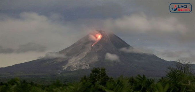 Merapi Terus Bergolak Teramati 10 Kali Guguran Lava ke Sungai Krasak, Jarak Luncur Capai 2 Kilometer!